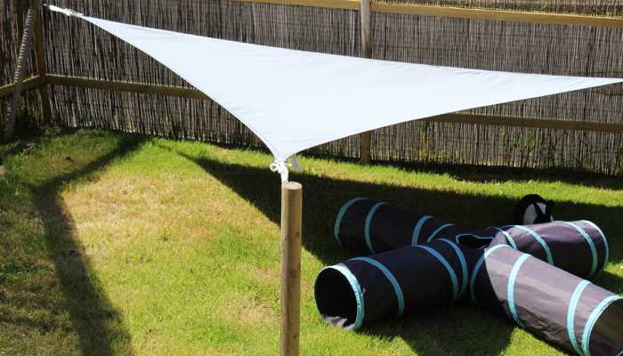 triangular-sail-sun-shade-in-the-front-garden